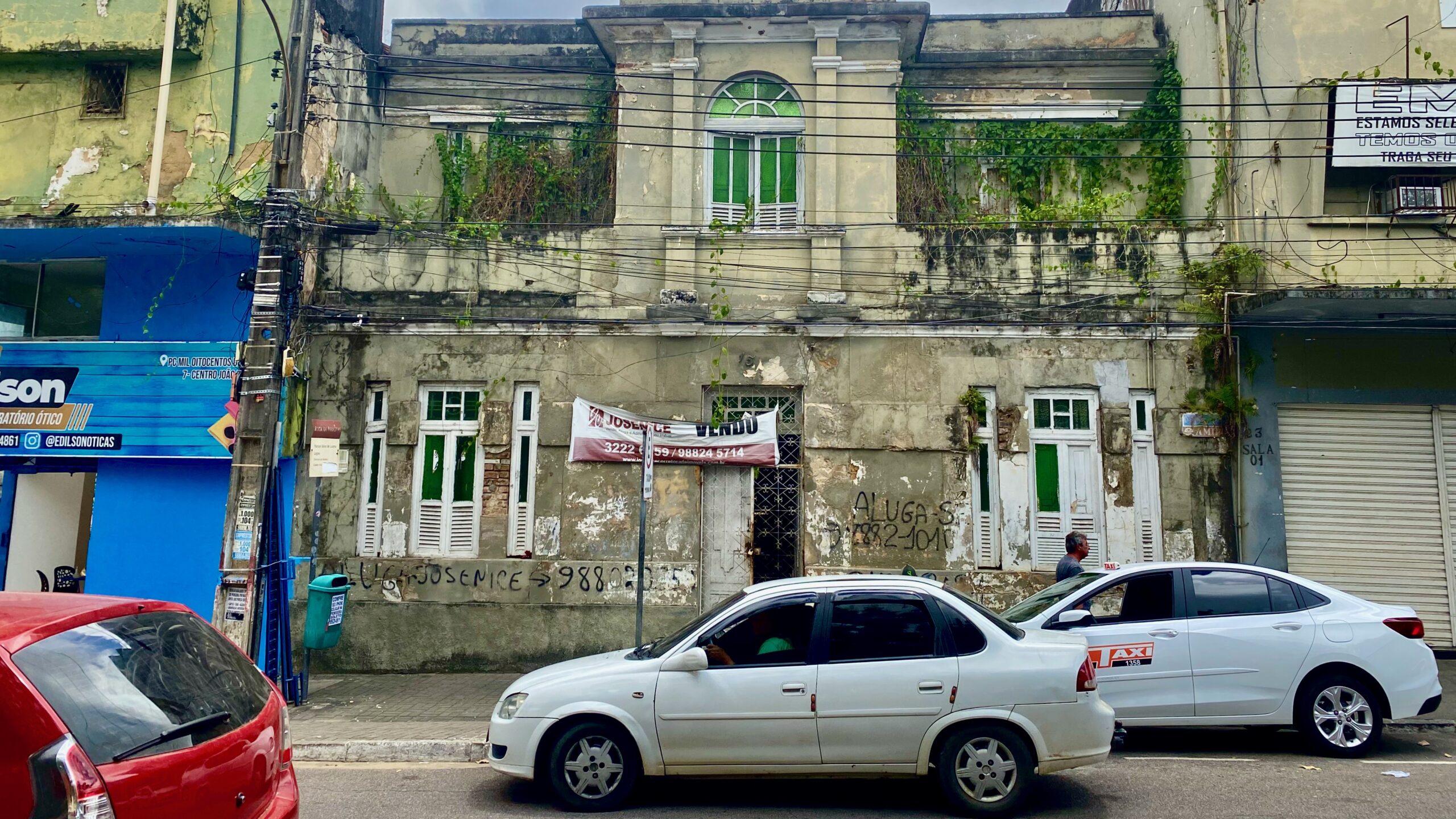 Moça bonita na janela do casarão