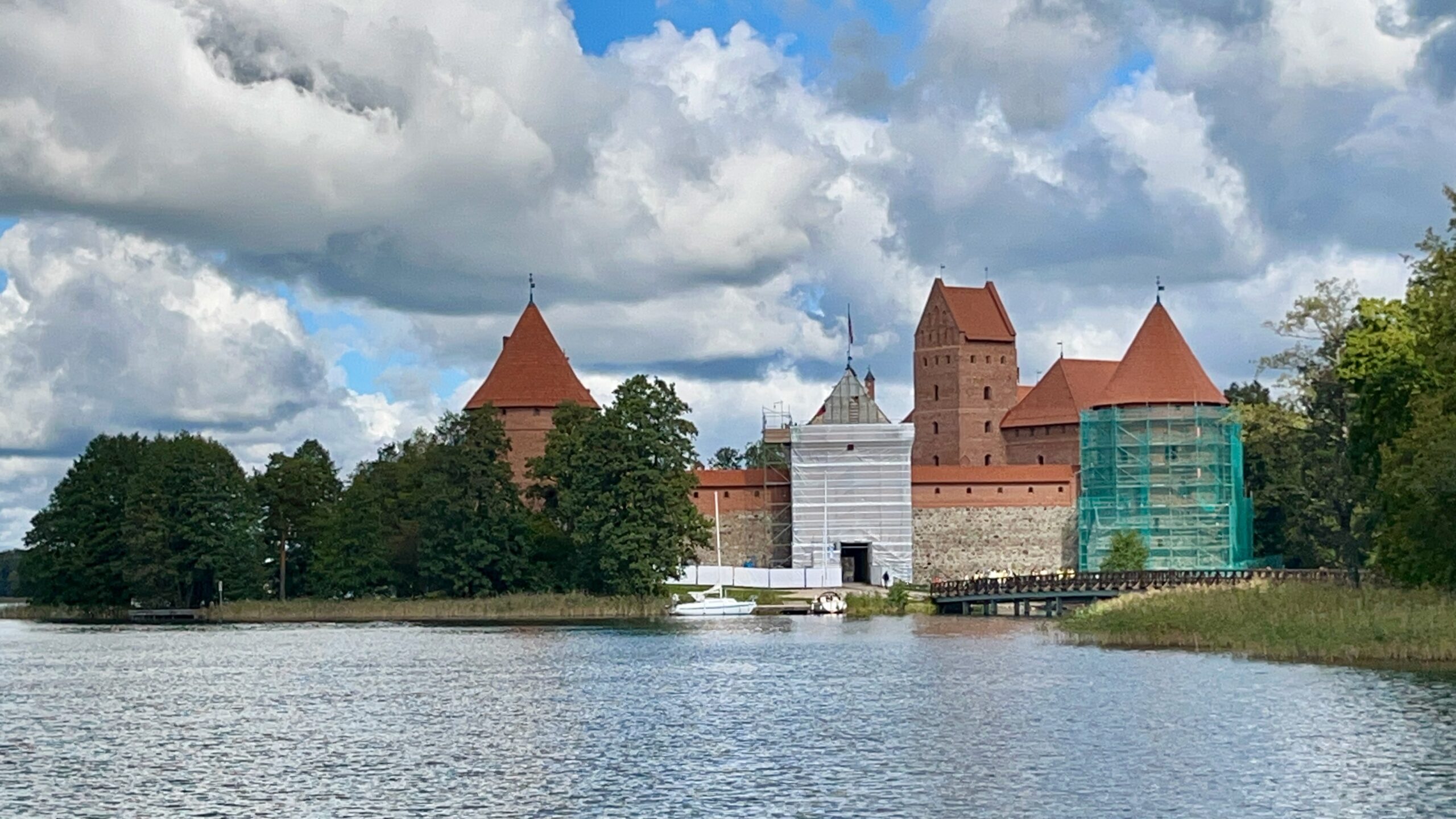 Trakai: Reflexo de Pedra, Água e Karaítas