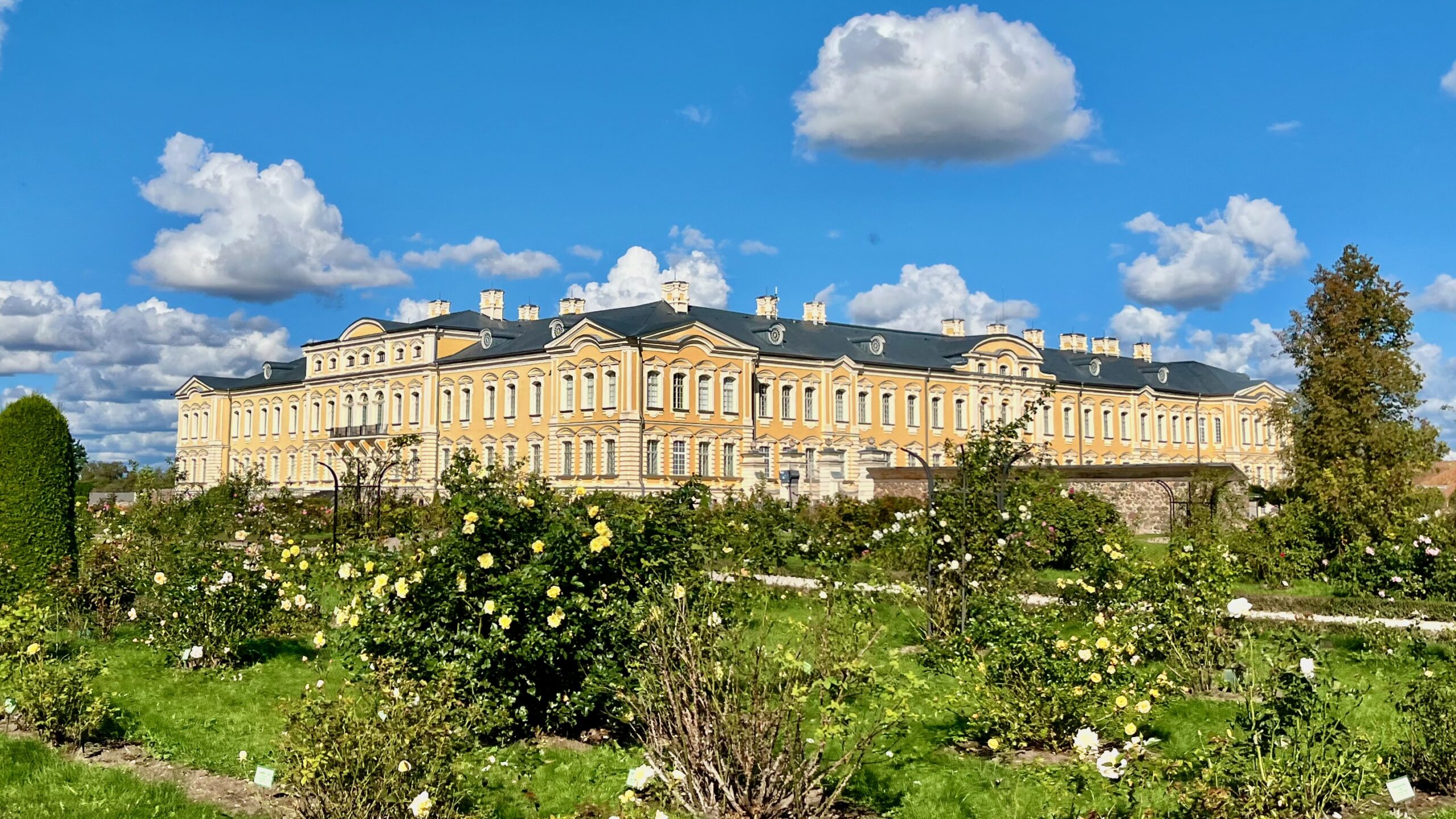 Entre Rosas e Silêncios — Um Dia em Rundāle