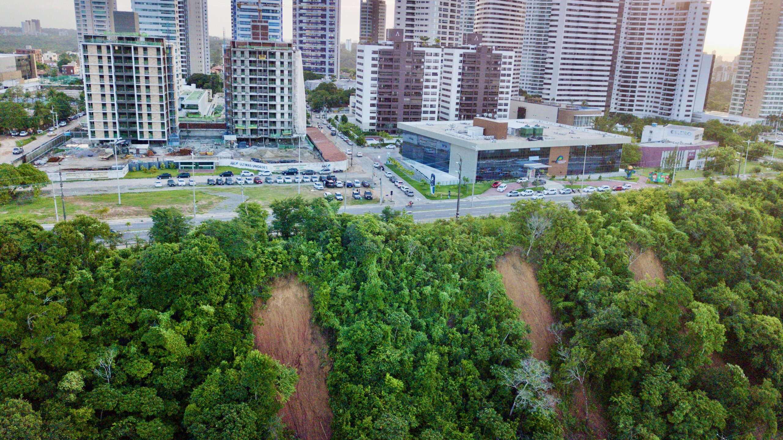 Entre Arranha-Céus e Deslizamentos: O Futuro do Cabo Branco Está em Jogo