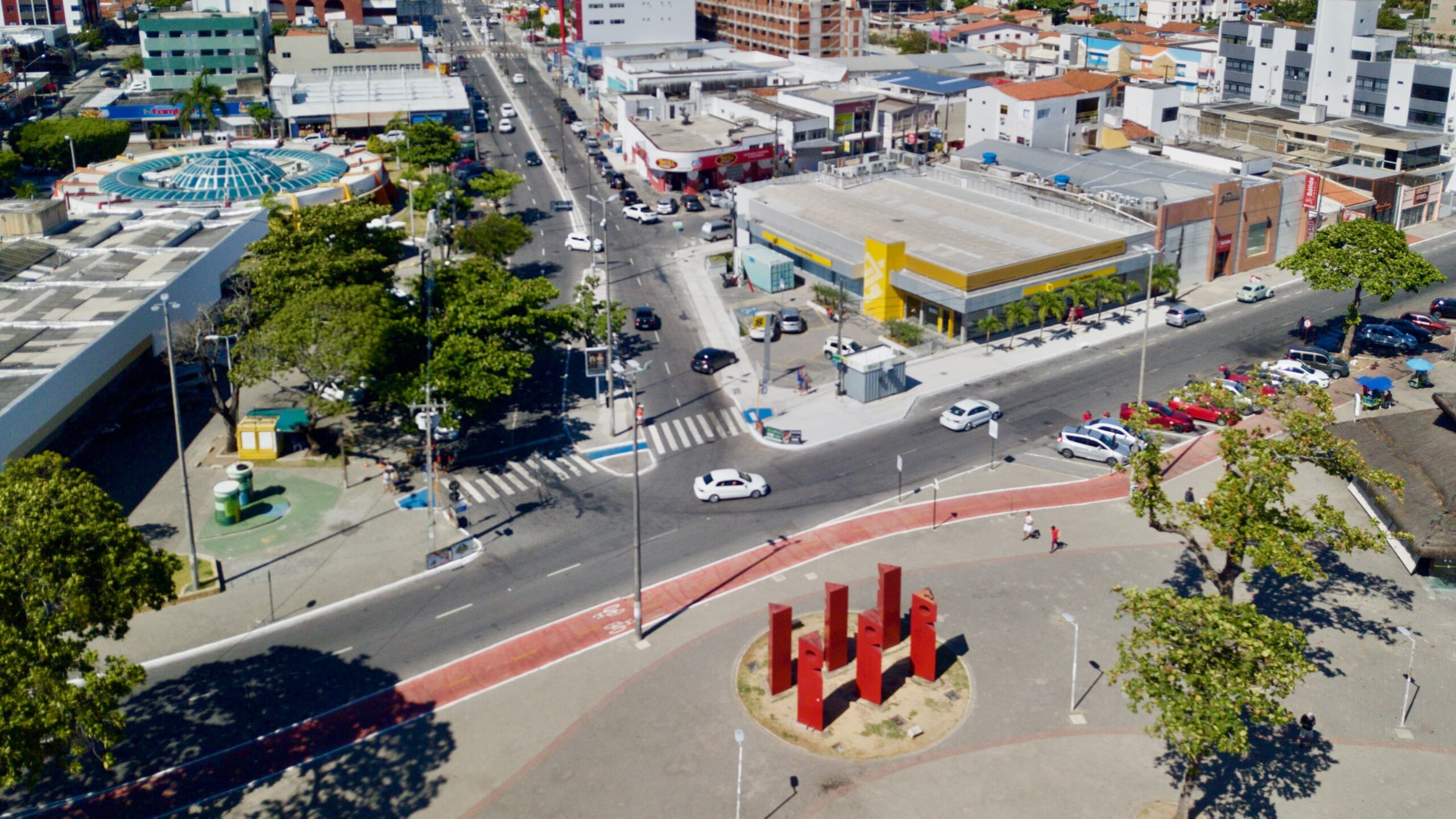 Quando a cidade vira passagem — e a orla vira produto