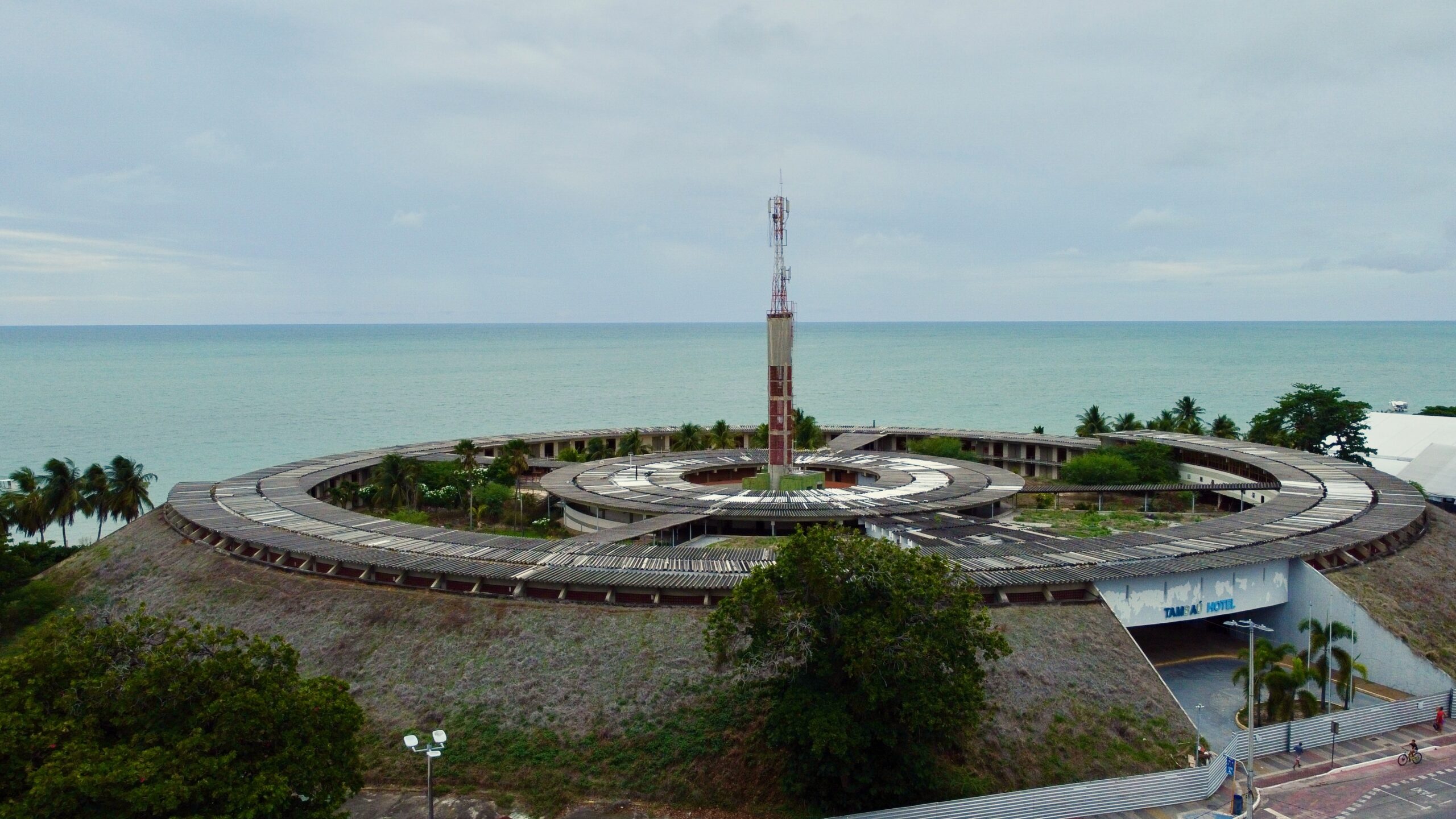 O hotel, o povo real e a encruzilhada da cidade