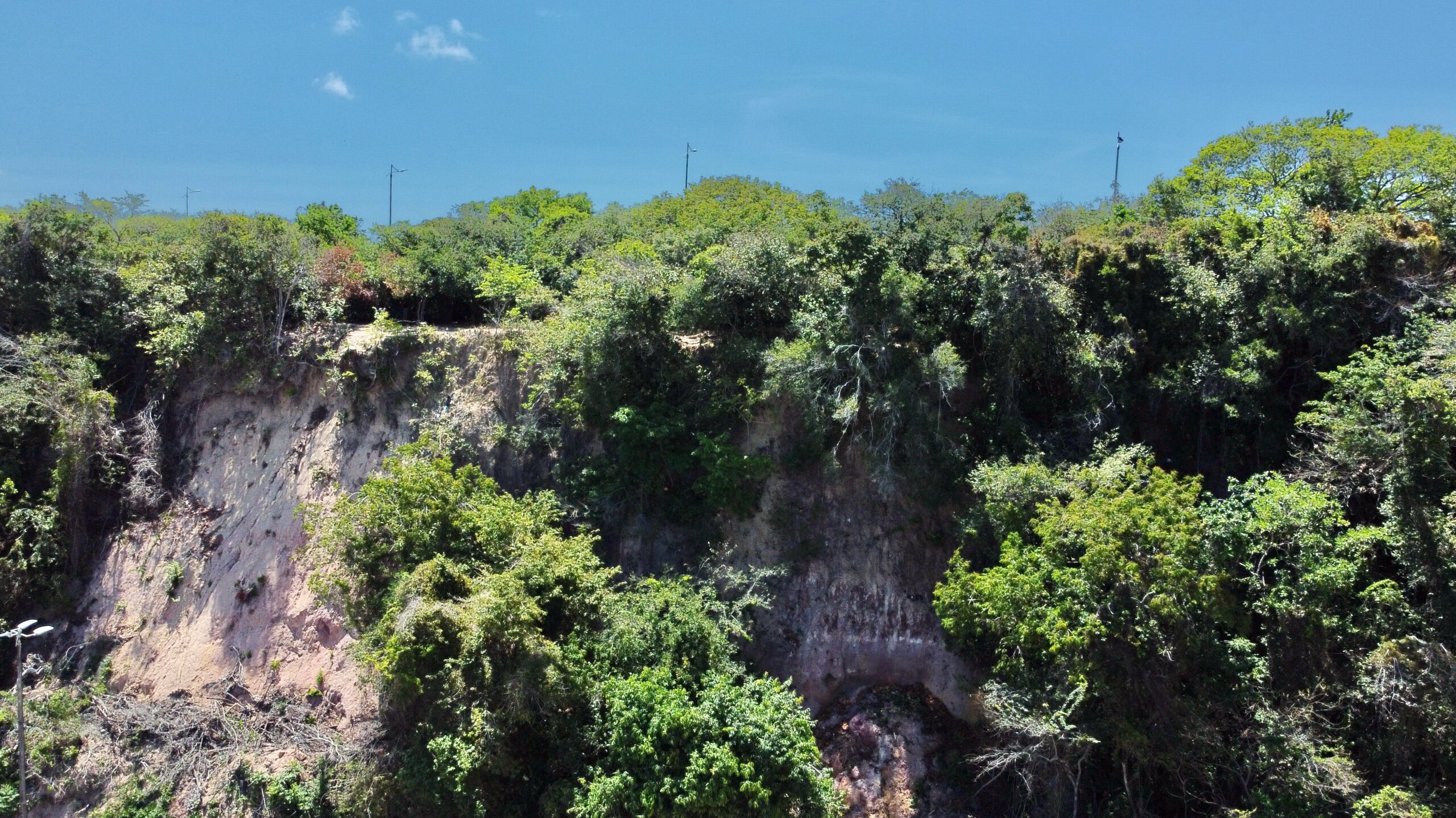 A cidade em festa, a barreira em ruína