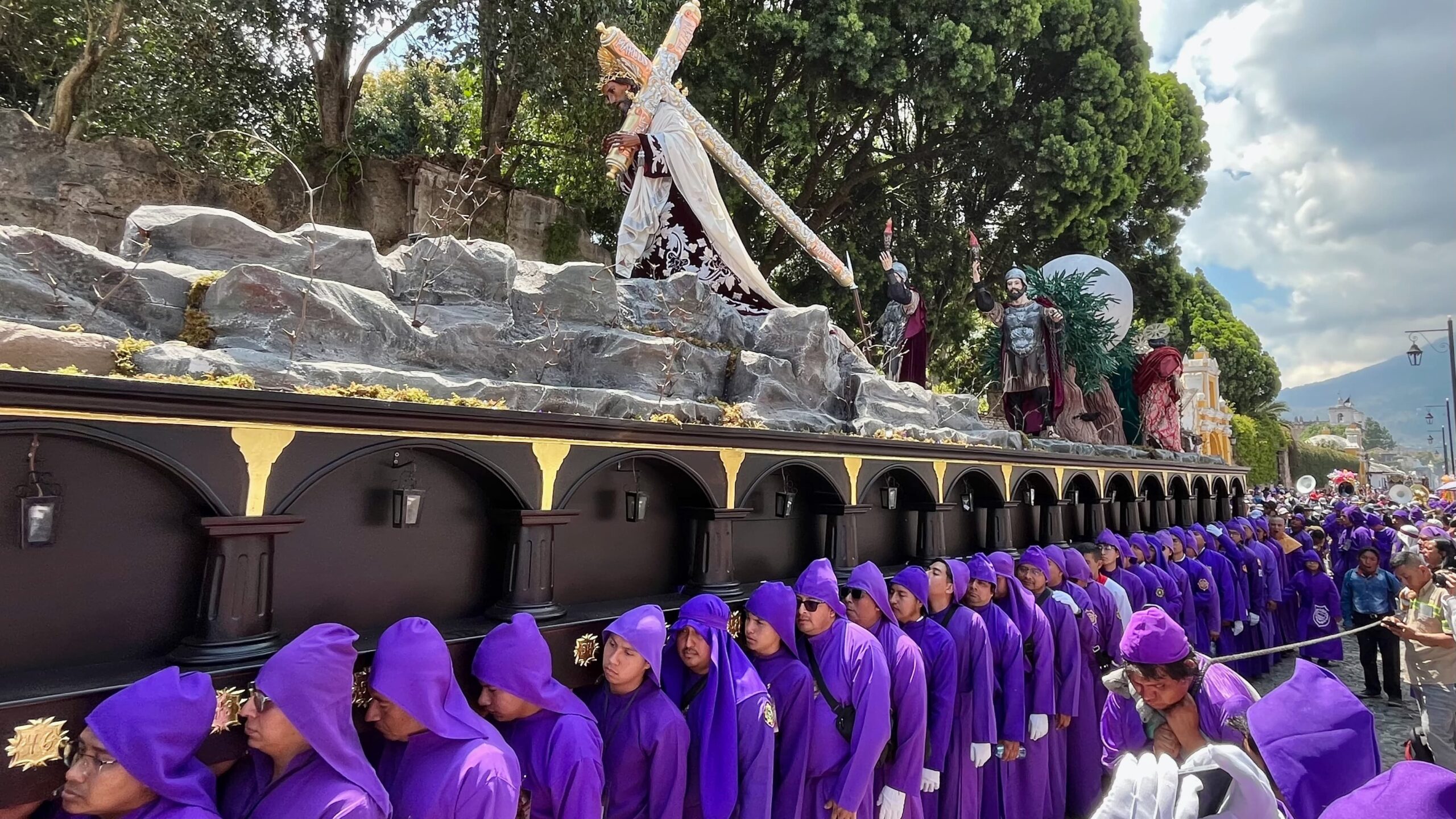 Entre la procesión y el maíz