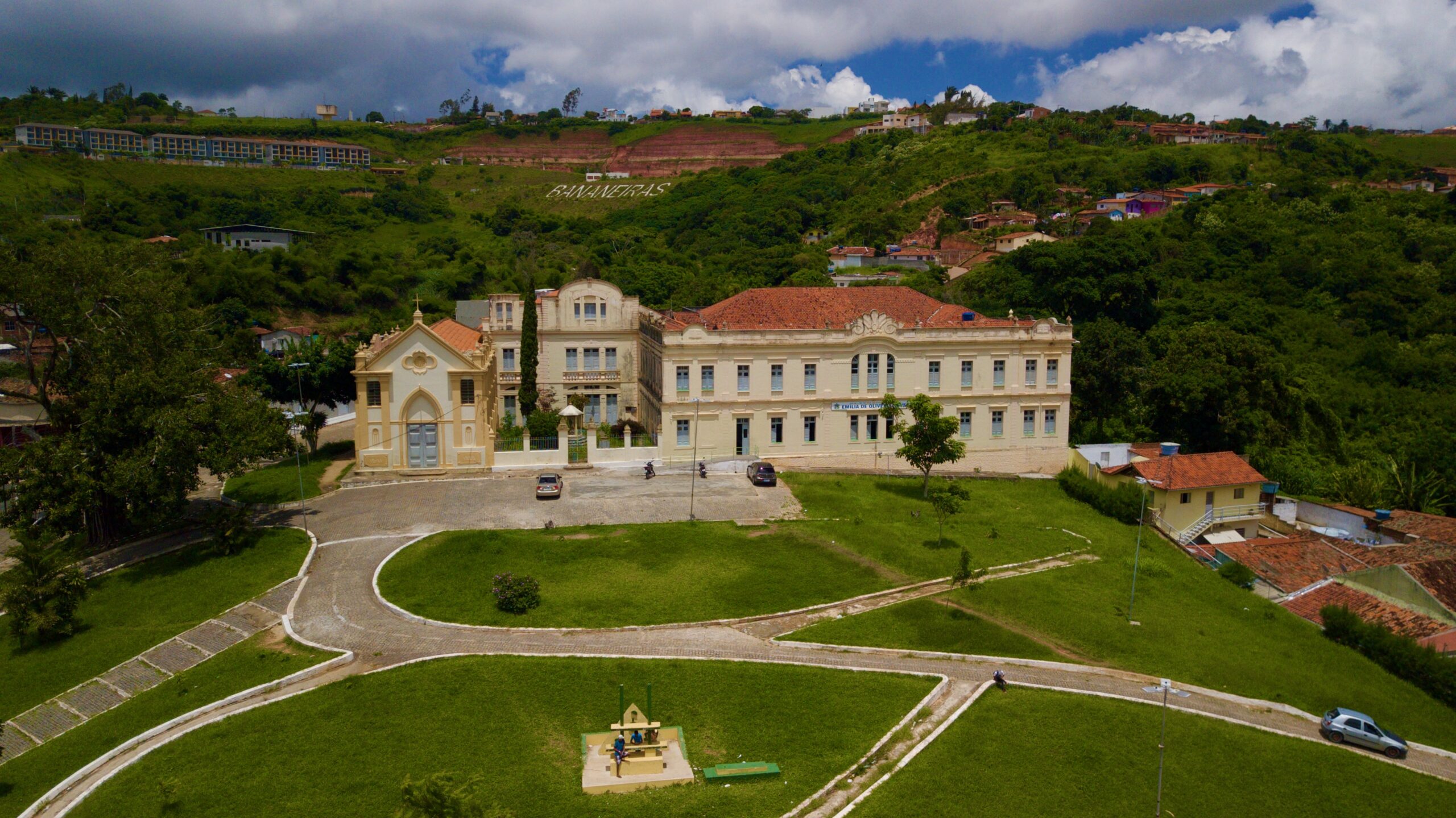 Entre Ruínas e Memórias: o abandono do centenário Colégio das Freiras em Bananeiras
